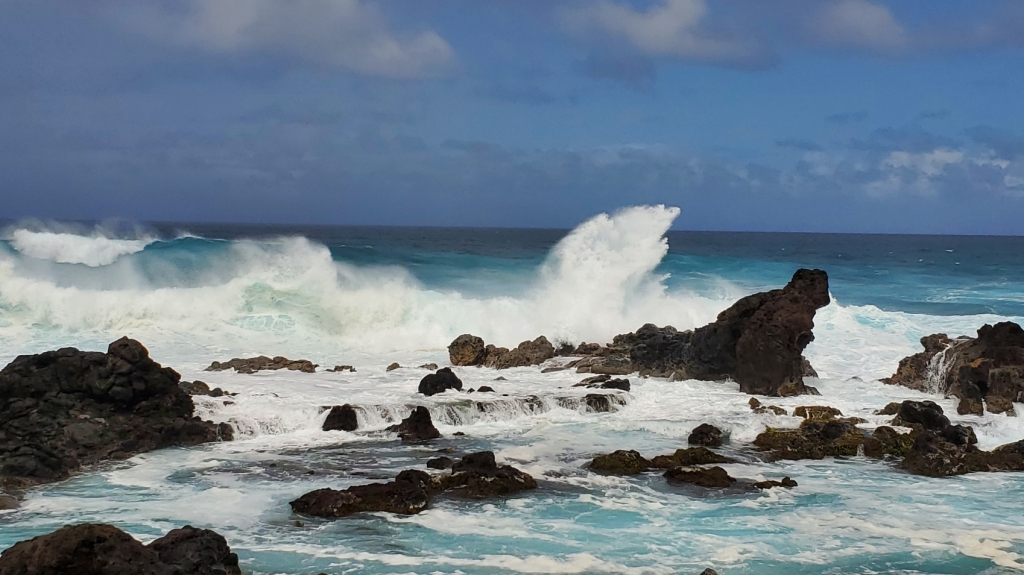 Maui waves crashing 
